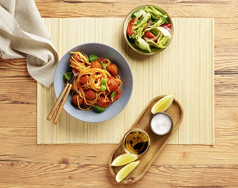 Garden Gourmet Vegane Hackbällchen mit Nudeln und Salat