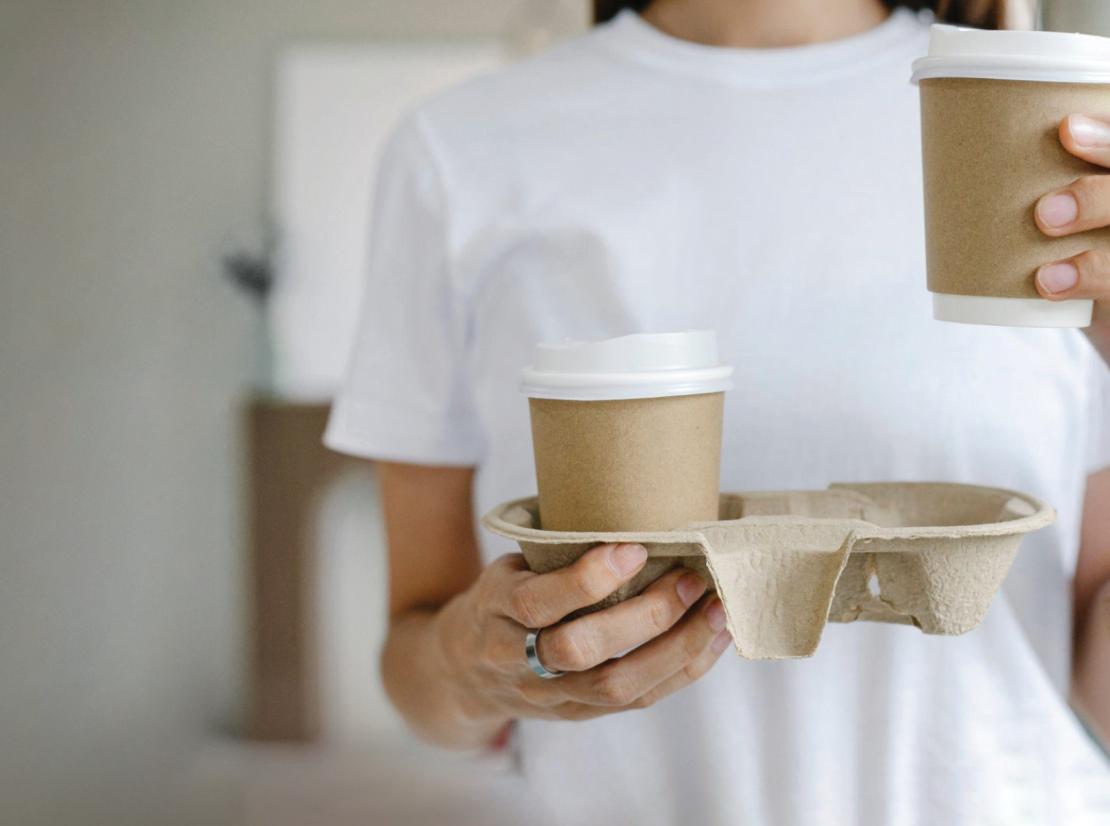 Becher in der Hand halten