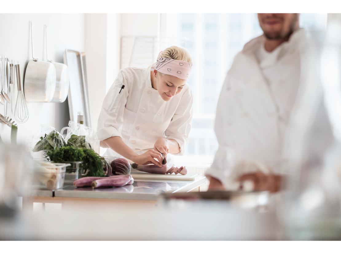 In der Küche Zutaten schneiden