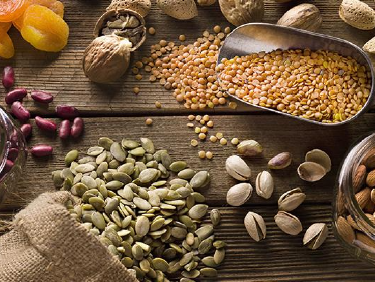 Allergene, Nüsse, getrocknete Früchte, liegen auf einem Tisch