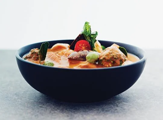 Rotbarbenfilet auf Thai-Gemüse Curry