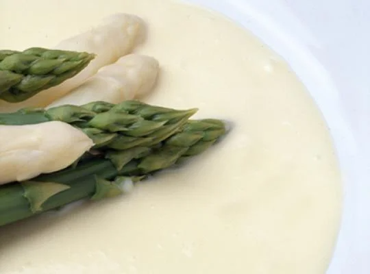 Spargelcreme-Paradeisersulz an Büffelmozzarella