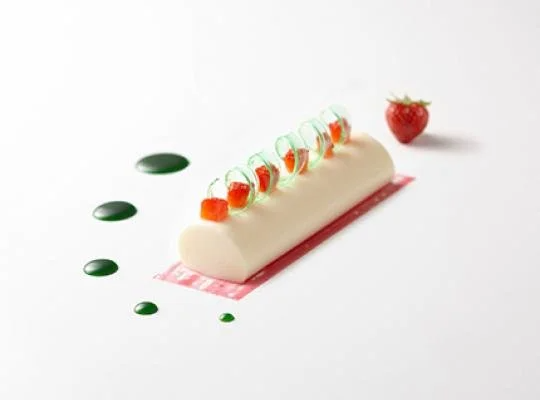Biskuit-Erdbeer-Topfenroulade