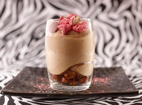 Schokoladen-Kaffeemousse mit Himbeermark