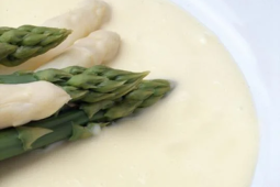 Spargelcreme-Paradeisersulz an Büffelmozzarella