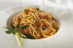 Spaghetti mit Thunfisch und Shrimps