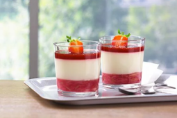 Panna Cotta mit Himbeeren und Dessertsauce Erdbeer