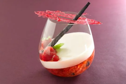 Espuma vom Panna Cotta mit frischen Sommer Beeren