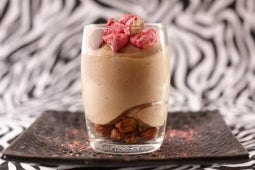 Schokoladen-Kaffeemousse mit Himbeermark