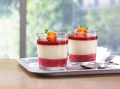 Panna Cotta mit Himbeeren und Dessertsauce Erdbeer